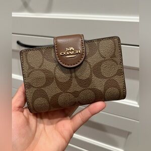 Medium Corner Zip Wallet In Signature Canvas